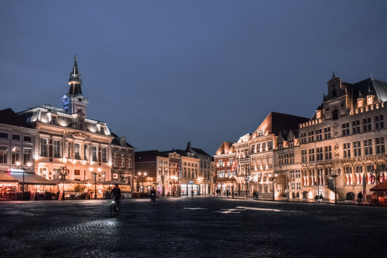 Centrum van Gemeente Bergen op Zoom in de avond